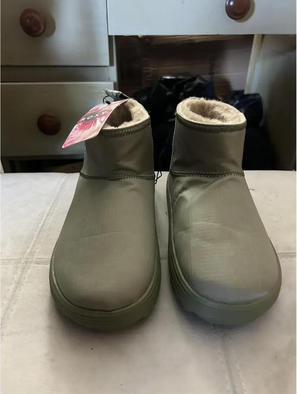 NWTRoxy women’s olive green & khaki faux fur lined ankle boots size 6